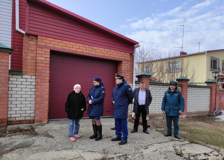 По поручению прокурора Алтайского края Антона Германа  территориальные прокуроры на вверенной им территории продолжают надзорные мероприятия по контролю за половодьем.