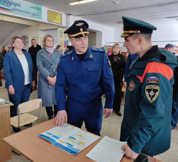Прокурор Алтайского края Антон Герман  оценил состояние гидротехнического сооружения  на реке Космале в Павловском районе.
